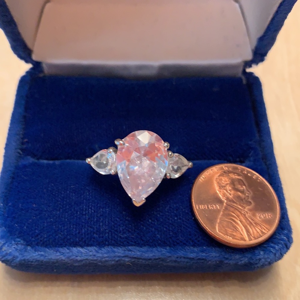 Stunning Faceted Pear-Shape Rhinestone Ring - Picture 9 of 9